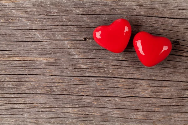 Dois corações doces sobre madeira — Fotografia de Stock