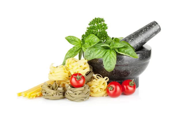 意大利面、 番茄、 新鲜的香草，砂浆中 — 图库照片