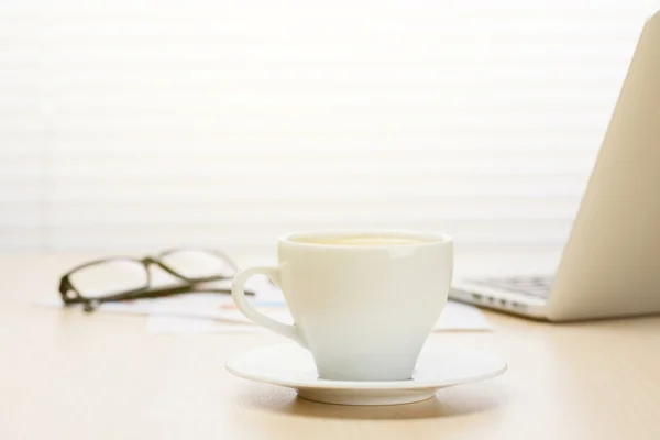 Oficina de trabajo con ordenador portátil y café —  Fotos de Stock