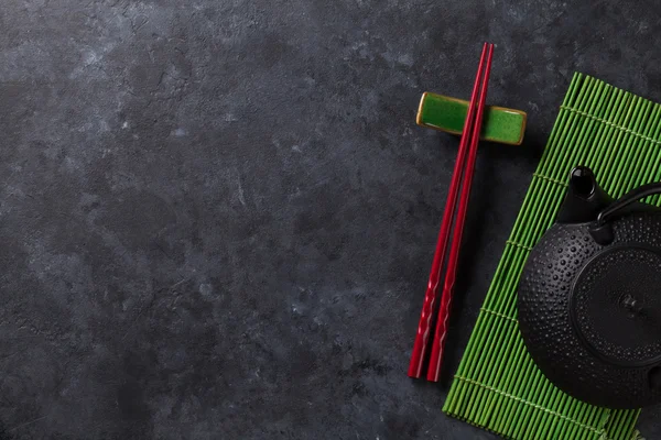 Grüner Tee und Sushi Essstäbchen — Stockfoto