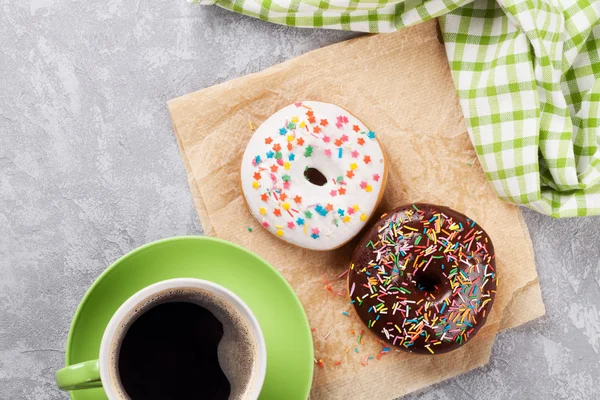 Színes donuts és a kávé — Stock Fotó