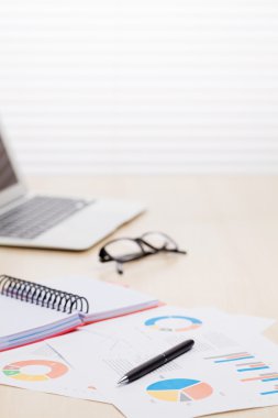 Ofis Resepsiyon işyeri dizüstü bilgisayar ve raporlar