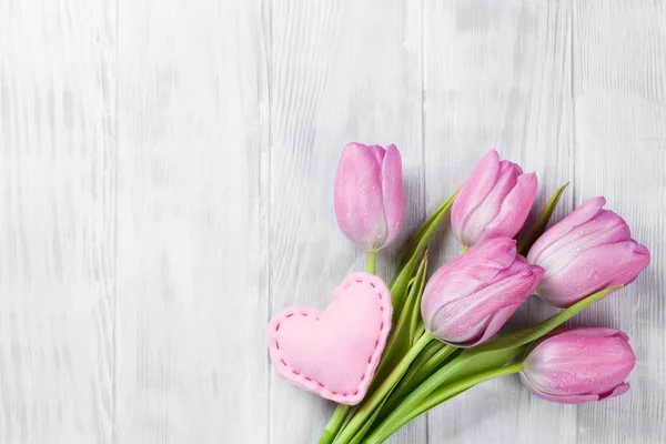 Fleurs de tulipes roses fraîches et coeur — Photo