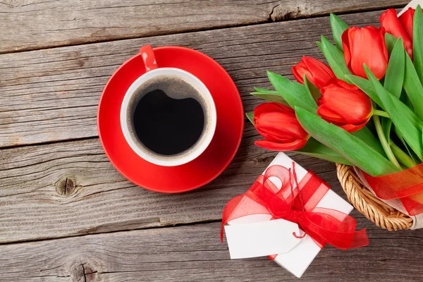 Tulpen, Kaffeetasse und Geschenkbox — Stockfoto