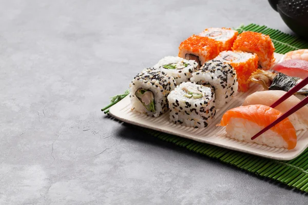 Sushi och maki — Stockfoto