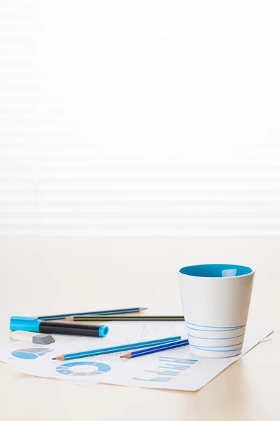 Office arbetsplatsen med kaffe, leveranser och rapporter — Stockfoto