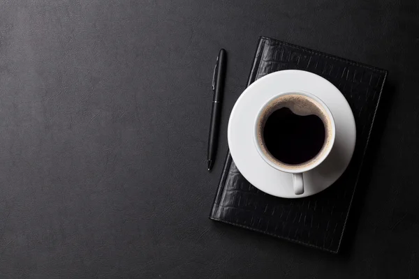 Escritório com café, bloco de notas e caneta — Fotografia de Stock