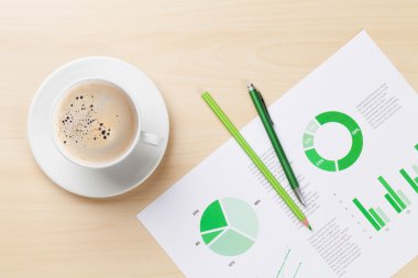 Ofis işyeri ile harita ve kahve fincanı