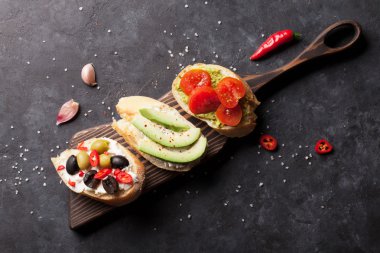 Avokado, domates, zeytin ile tost sandviç 