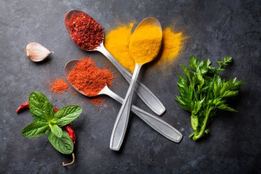 renkli baharat ve otlar