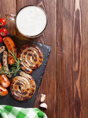 Izgara sosis ve bira bardağı