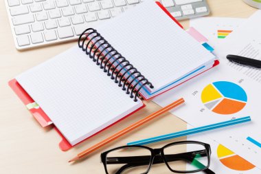 Ofis işyeri ile pc, harita ve not defteri