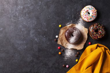 Taş Masa üzerinde renkli donut