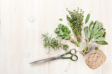 Ahşap masa üzerinde taze Bahçe otlar