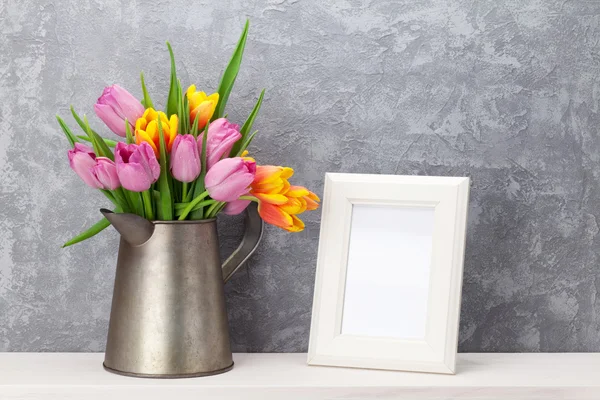 カラフルなチューリップの花束と写真フレーム — ストック写真