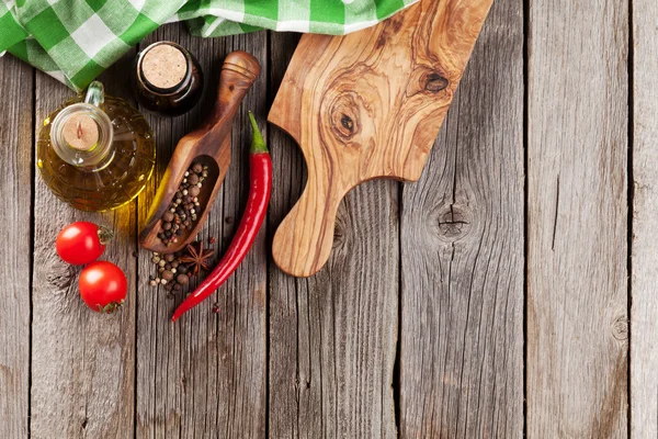 Kruiden en specerijen op houten tafel — Stockfoto