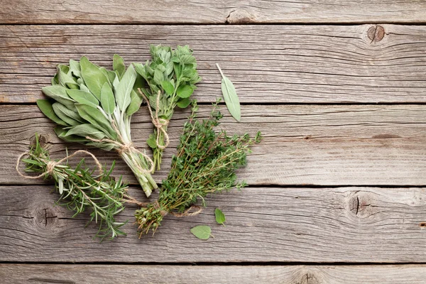 Čerstvé zahradní byliny na dřevěný stůl — Stock fotografie
