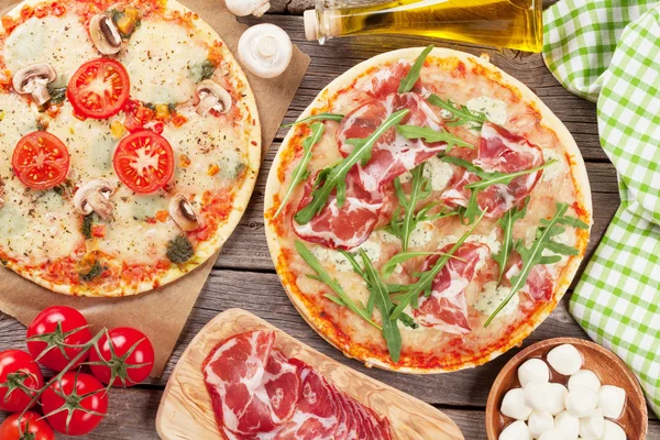 Pizza with prosciutto, tomatoes and mushrooms — Stock Photo, Image
