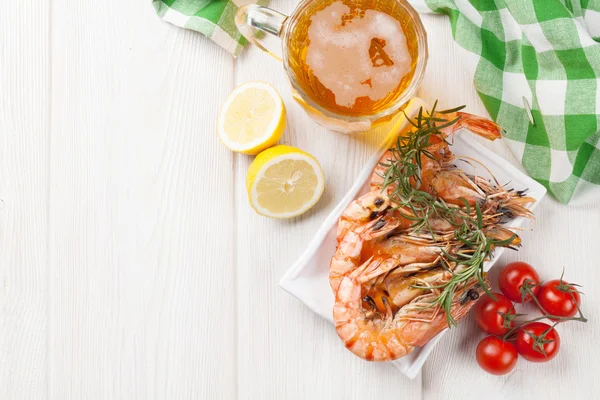 Beer mug and grilled shrimps — Stock Photo, Image