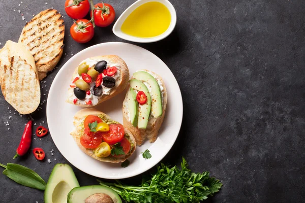 Toast mackor med avokado, tomater och Oliver — Stockfoto