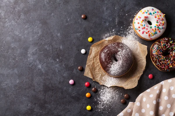 Donuts coloridos e doces — Fotografia de Stock