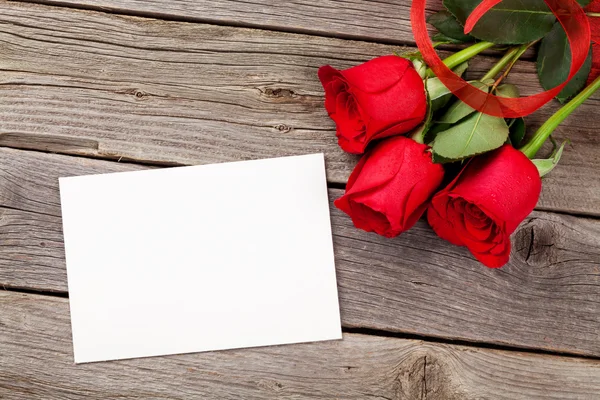 빨간 장미 및 인사말 카드 — 스톡 사진