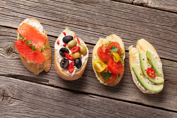 Sanduíches de torradas com abacate, tomate, salmão — Fotografia de Stock