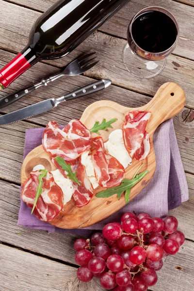 Ham en mozzarella met rode wijn — Stockfoto