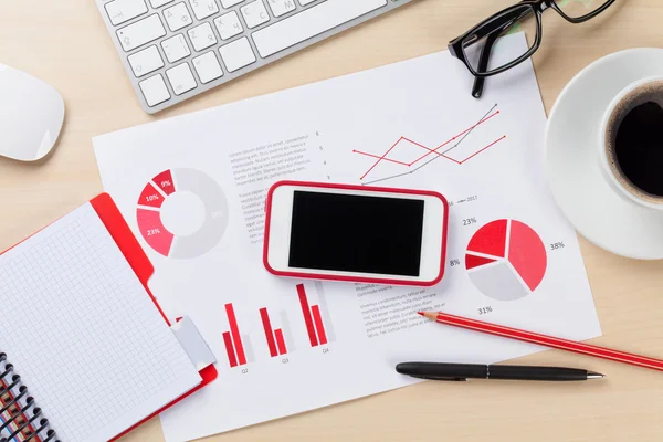 Posto di lavoro ufficio con telefono, grafici e caffè — Foto Stock