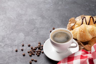 Çikolata ve kahve ile ay çöreği