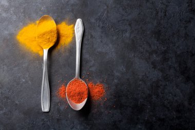 Kaşık içinde renkli baharatlar