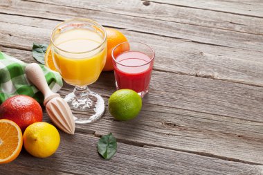 Taze olgun turuncu ve suyu 