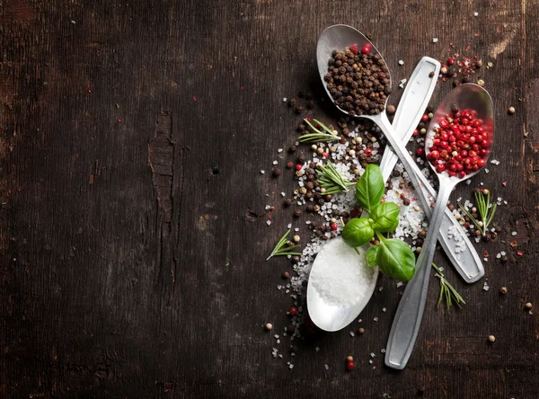 Kruiden en specerijen op houten tafel — Stockfoto