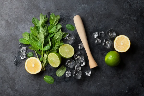 Mojito cocktail making — Stockfoto