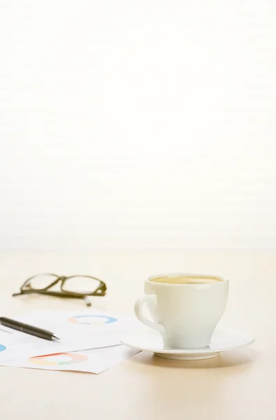 Office arbetsplatsen med kaffe — Stockfoto