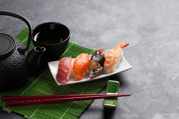 Conjunto de sushi e chá verde — Fotografia de Stock