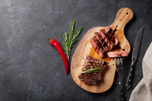 Filetes de striploin a la plancha —  Fotos de Stock