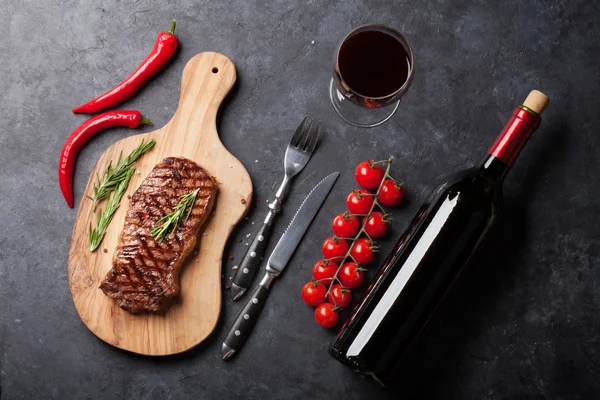 Bifes striploin grelhados e vinho — Fotografia de Stock