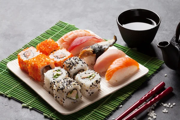 Sushi, maki och grönt te — Stockfoto