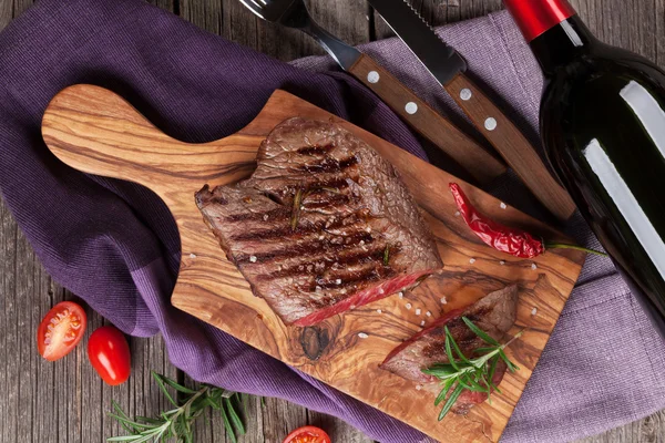 Grilovaný hovězí steak a víno — Stock fotografie