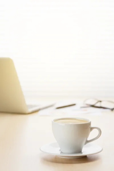 Posto di lavoro ufficio con laptop e caffè — Foto Stock