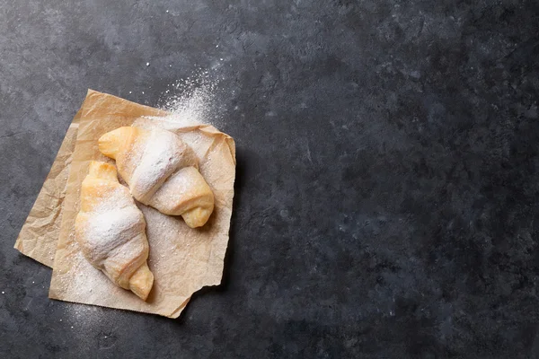 Färska hemgjorda croissanter — Stockfoto