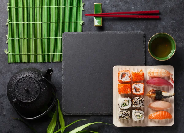 Conjunto de sushi, maki e chá verde — Fotografia de Stock