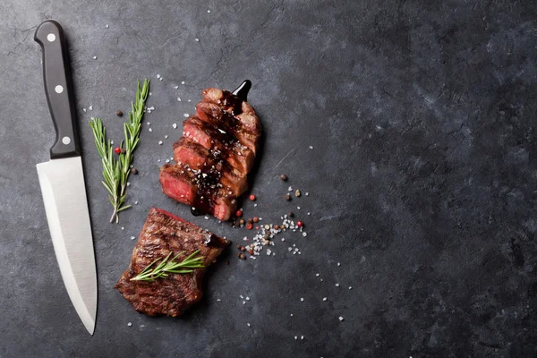 Bifes striploin grelhados — Fotografia de Stock