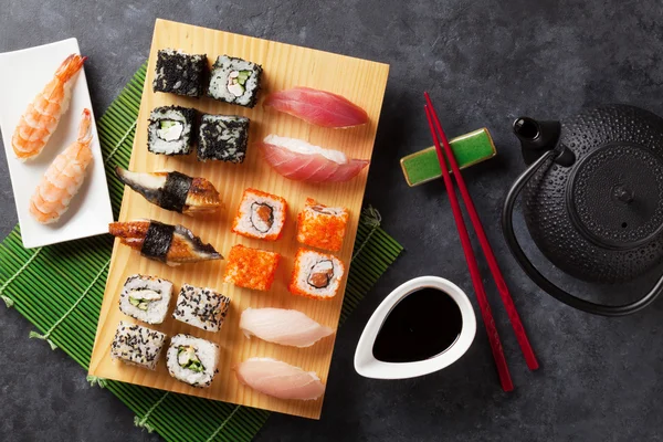 Sushi, maki och grönt te — Stockfoto