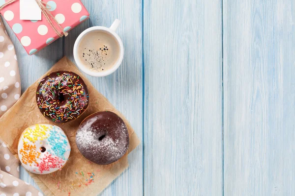 도넛, 선물 상자, 커피 — 스톡 사진