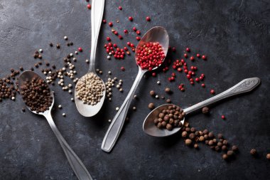 Kaşık içinde renkli baharatlar