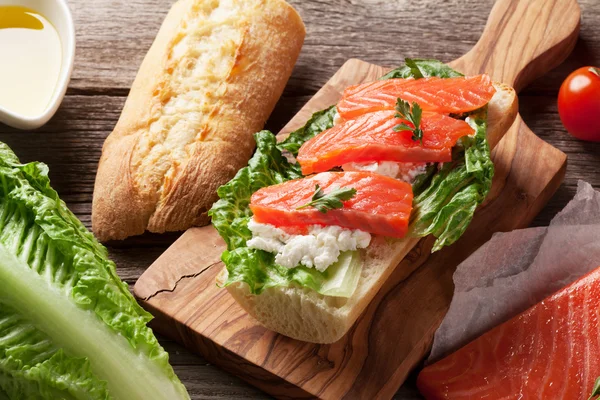 Sandwich con salmone e romana — Foto Stock