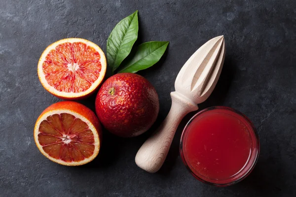 Naranjas rojas y vaso de jugo — Foto de Stock