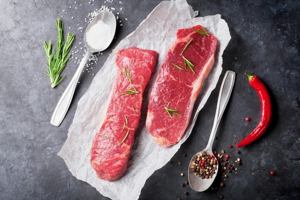 Bife de striploin cru — Fotografia de Stock